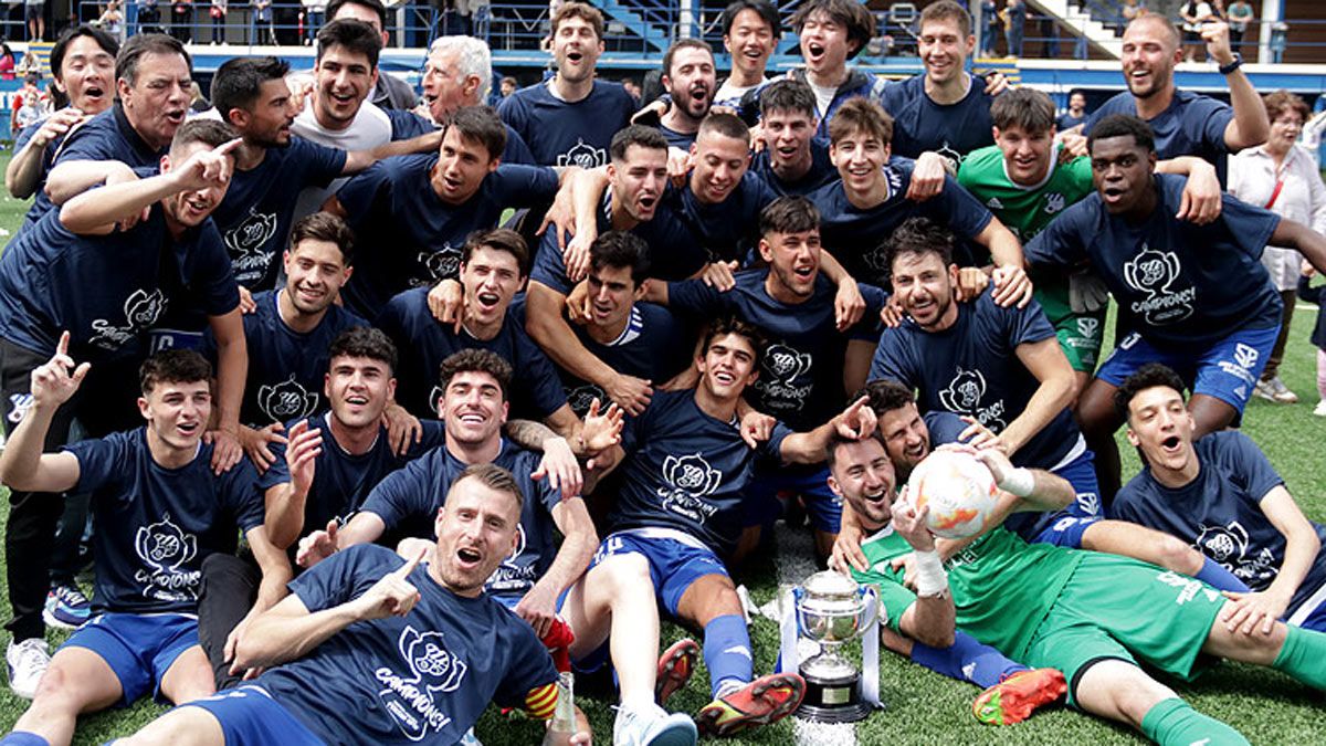 Los jugadores del CE Europa celebrando el ascenso