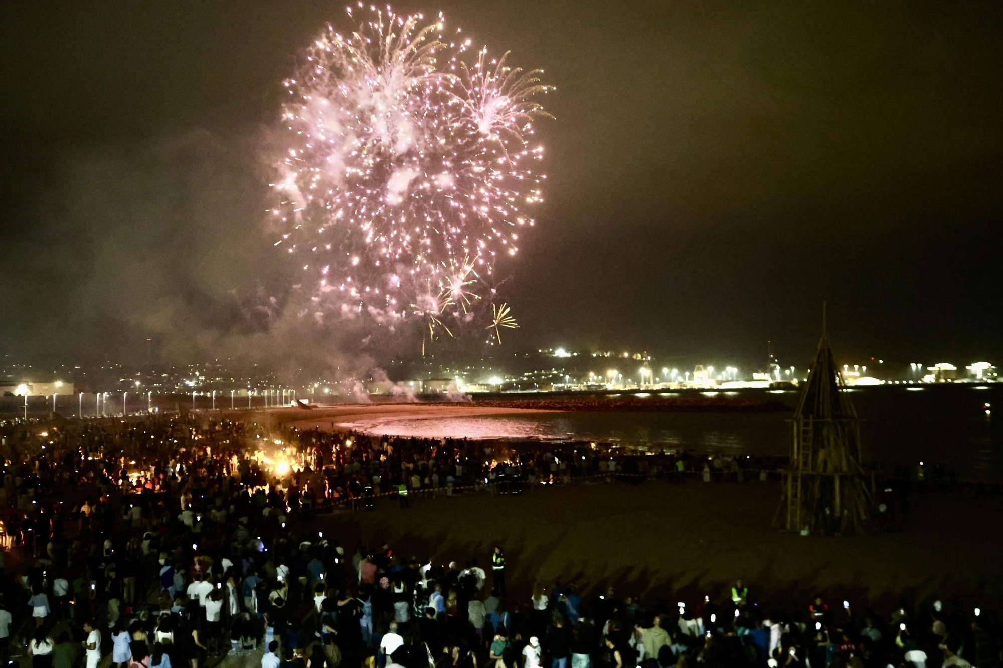 Fuegos artificiales, música, flores, hoguera... la celebración de San Juan en Gijón, en imágenes