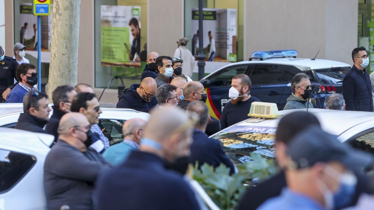 Caravanas de taxis en Alicante en una protesta por la actualización de las tarifas