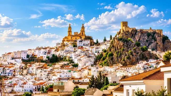 Lo siento Santorini, el pueblo blanco más bonito del mundo está en Andalucía y tiene la mejor Vía Verde de Europa