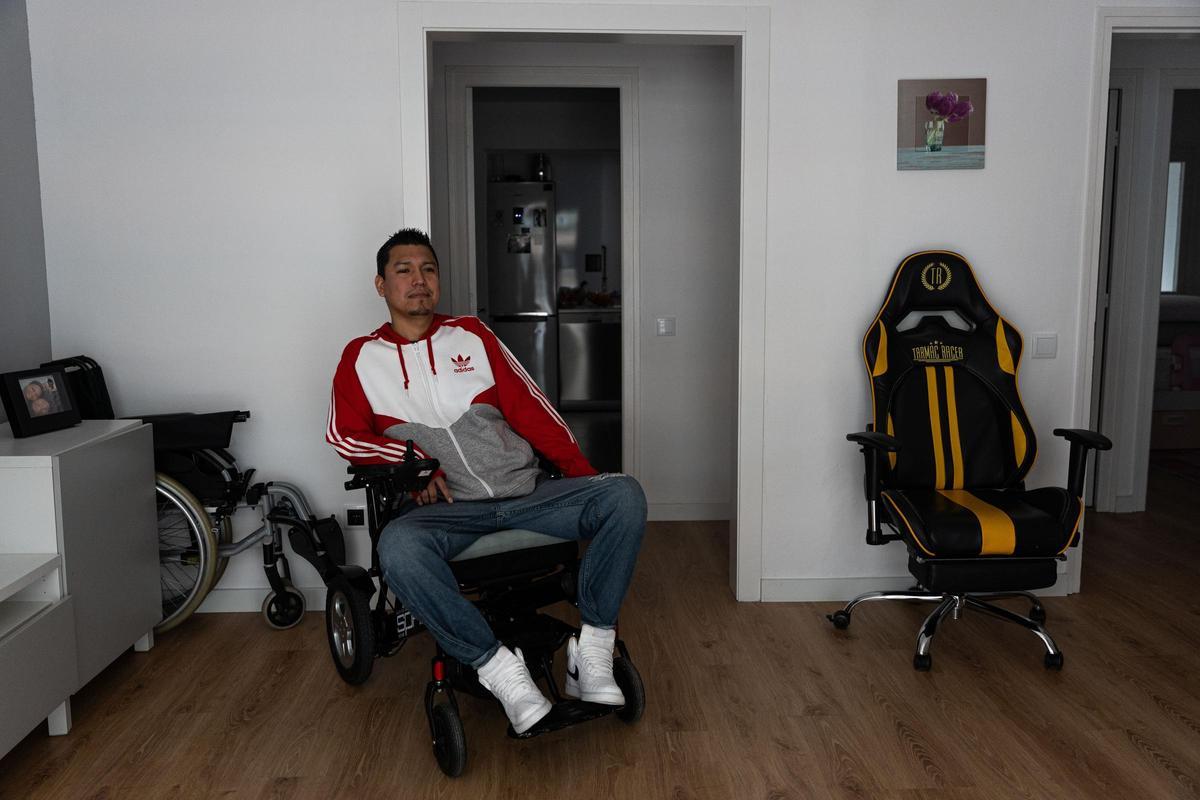Martín Rosales, en su piso de la Guineueta, en Barcelona.