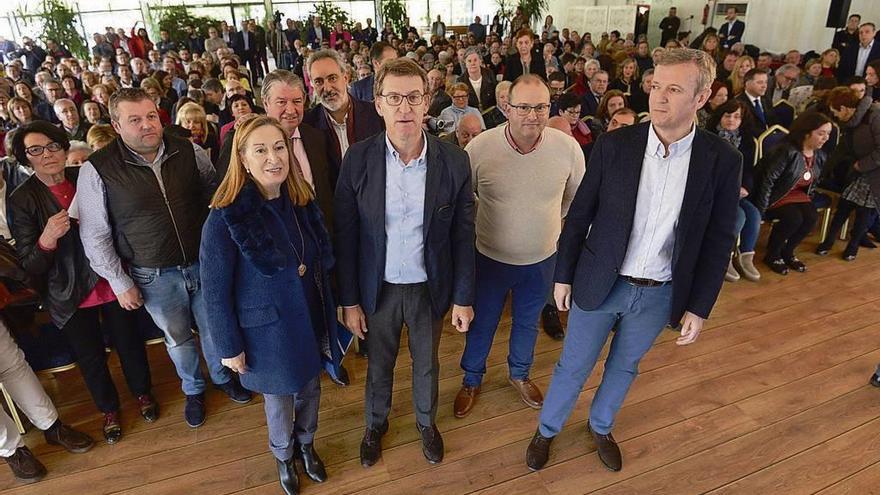 Ana Pastor, Núñez Feijóo, Tellado y Rueda, en primera línea, con los familiares de los homenajeados y otros asistentes detrás. // Gustavo Santos