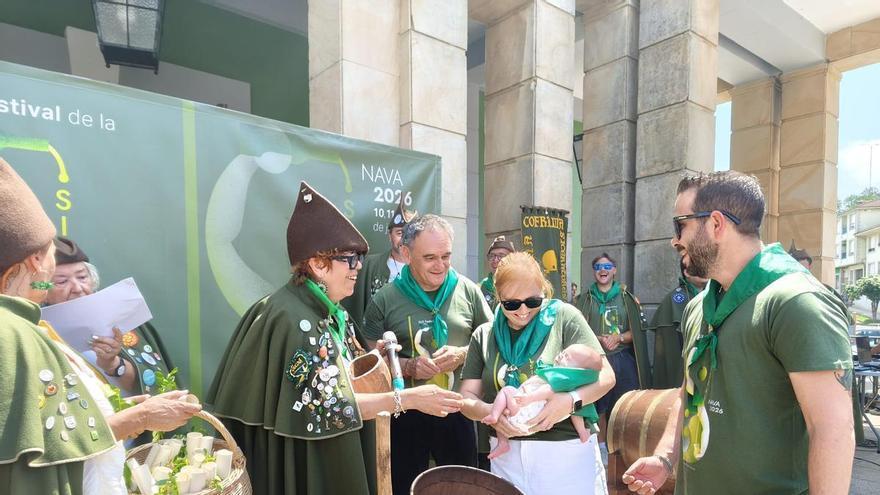 El bautismo sidrero de una veintena de bebés en el Festival de la Sidra de Nava, en imágenes