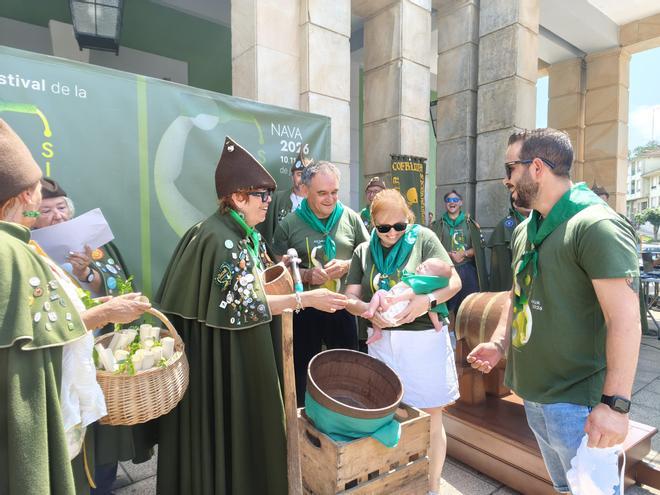 El bautismo sidrero de una veintena de bebés en el Festival de la Sidra de Nava, en imágenes