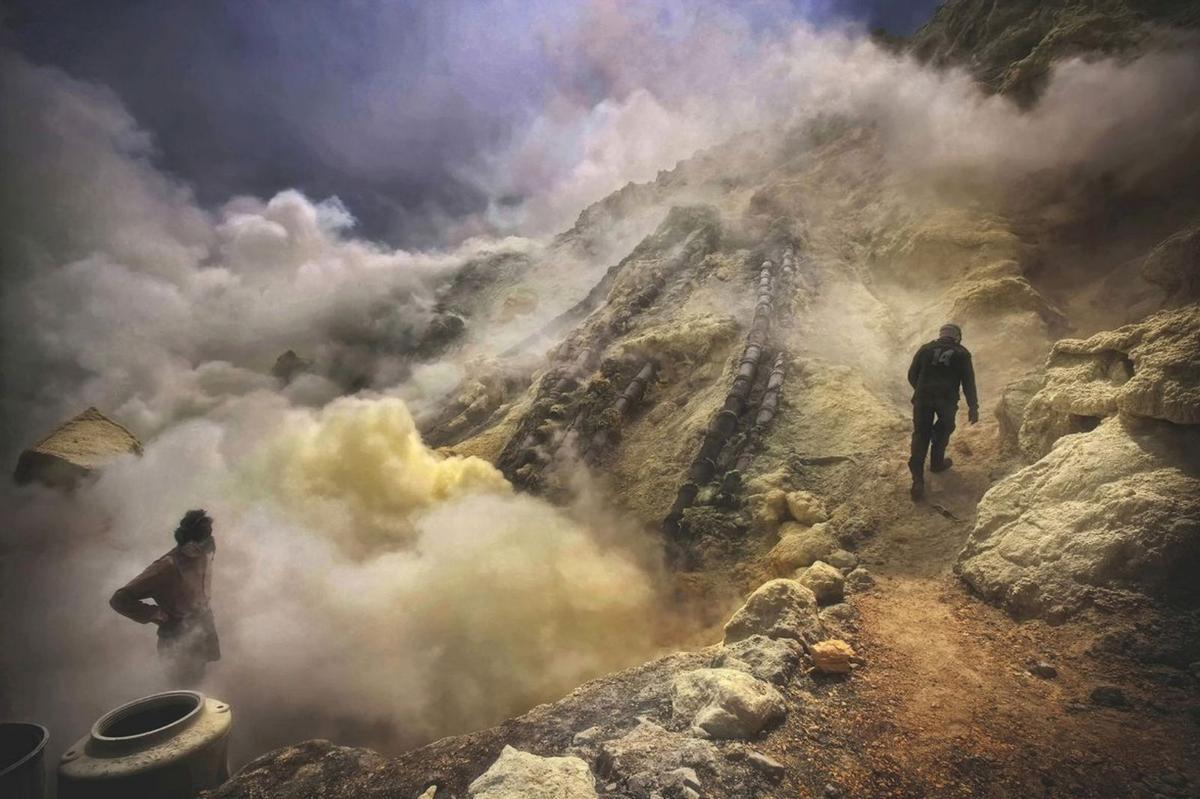 Fotografía de Ramón Fernández en las minas de azufre de Java. | Rafer