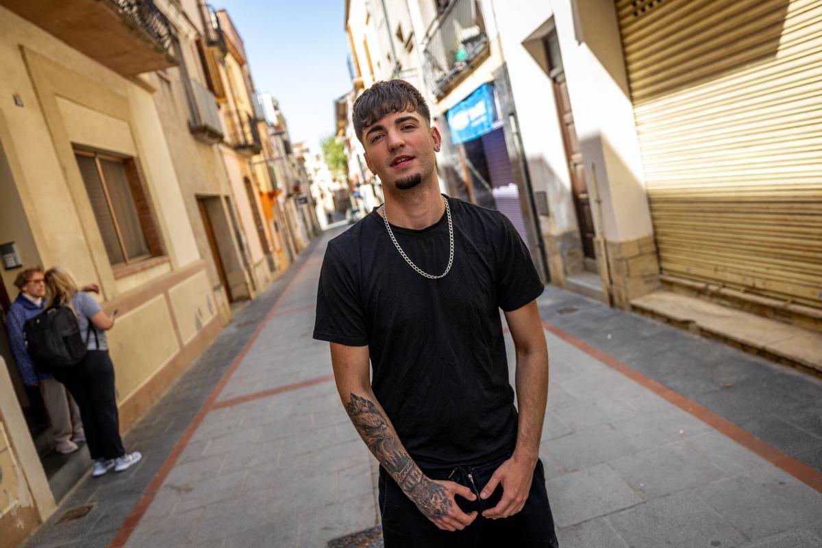 Álex, vecino de 22 años de Sant Esteve Sesrovires, el pueblo de Rosalía
