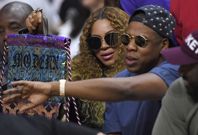 Beyoncé y Jay-Z asisten a un partido de baloncesto