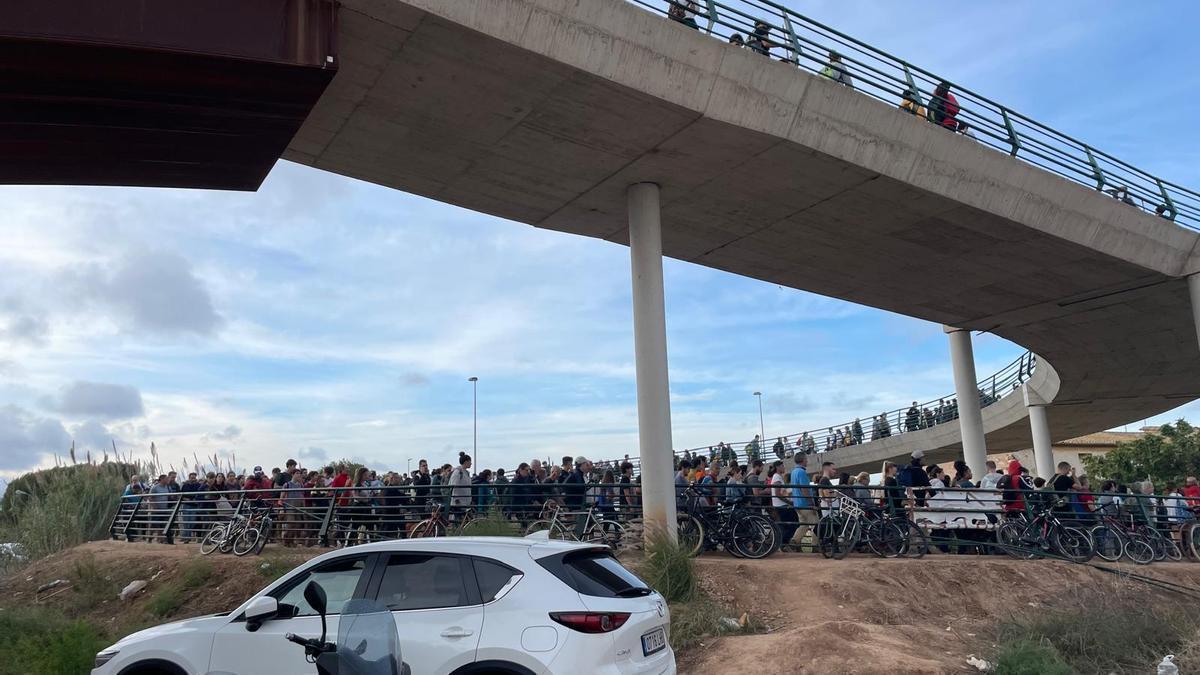 Pasarela que une La Torre con San Marcelino en Valencia.