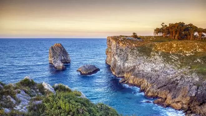 El sendero más bonito de España según los senderistas: recorre acantilados de infarto y se tarda menos de 4 horas en recorrer