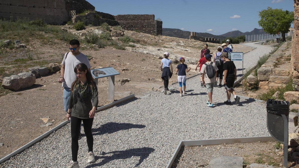Visitantes en el Castillo de Sagunt.