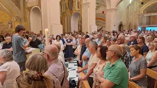 Una gentada omple la Cova en la cerimònia de comiat a Txell Fusté