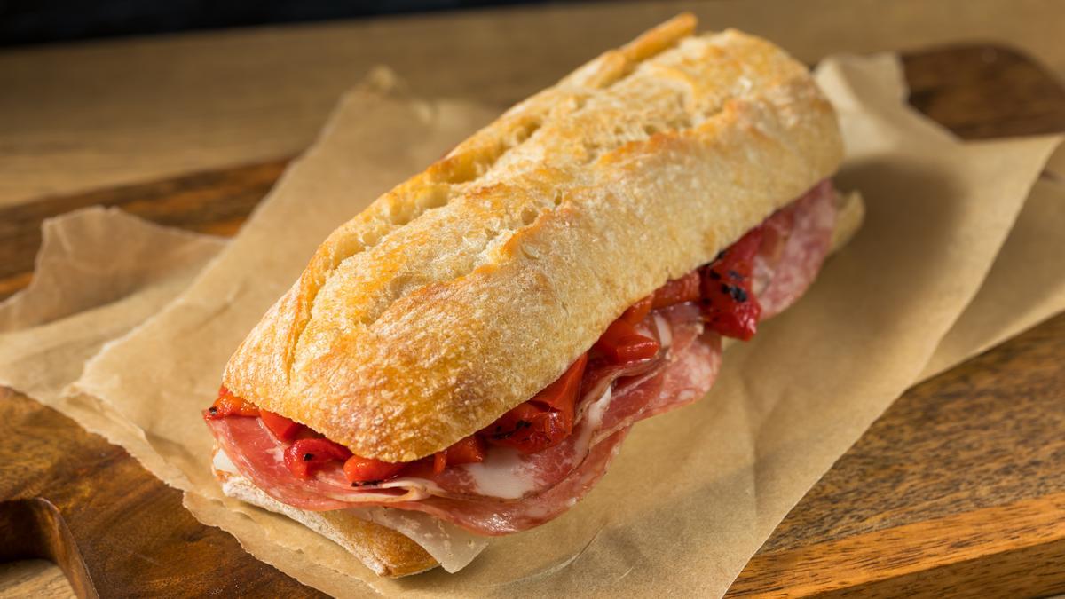 Un bocadillo de jamón.