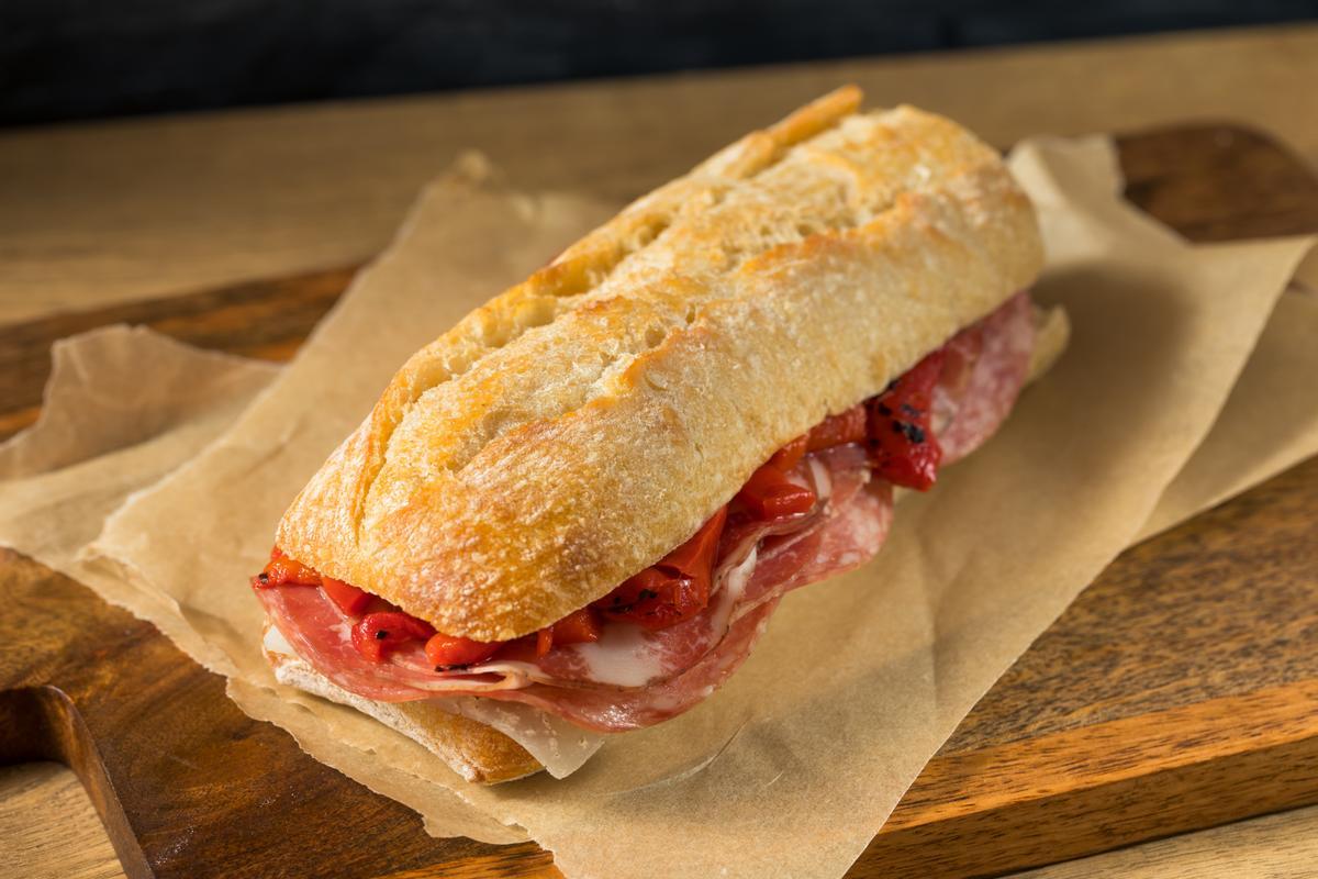 Un bocadillo de jamón.