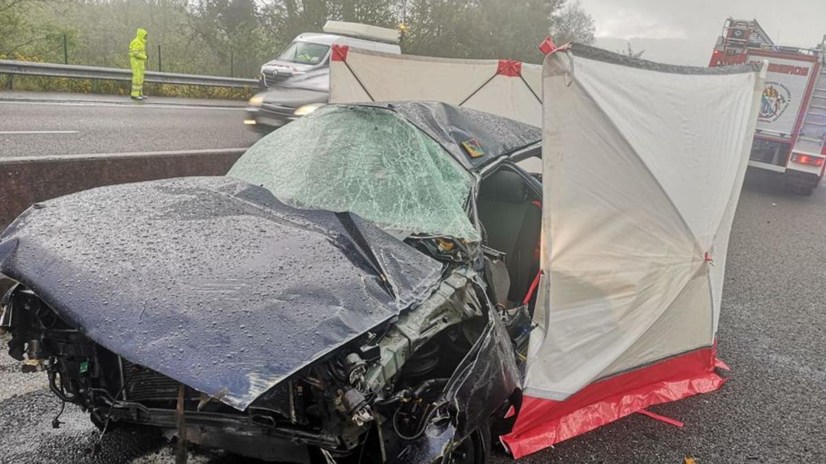 Estado en el que quedó el coche tras el accidente en la AP-9.  | // L. O.