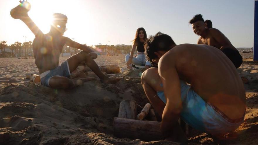 La Noche de San Juan tiene menos gente, menos basura y más transporte público