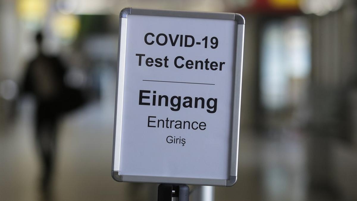 Cartel que indica la ubicación del centro para realizar test PCR en el aeropuerto de Berlín.