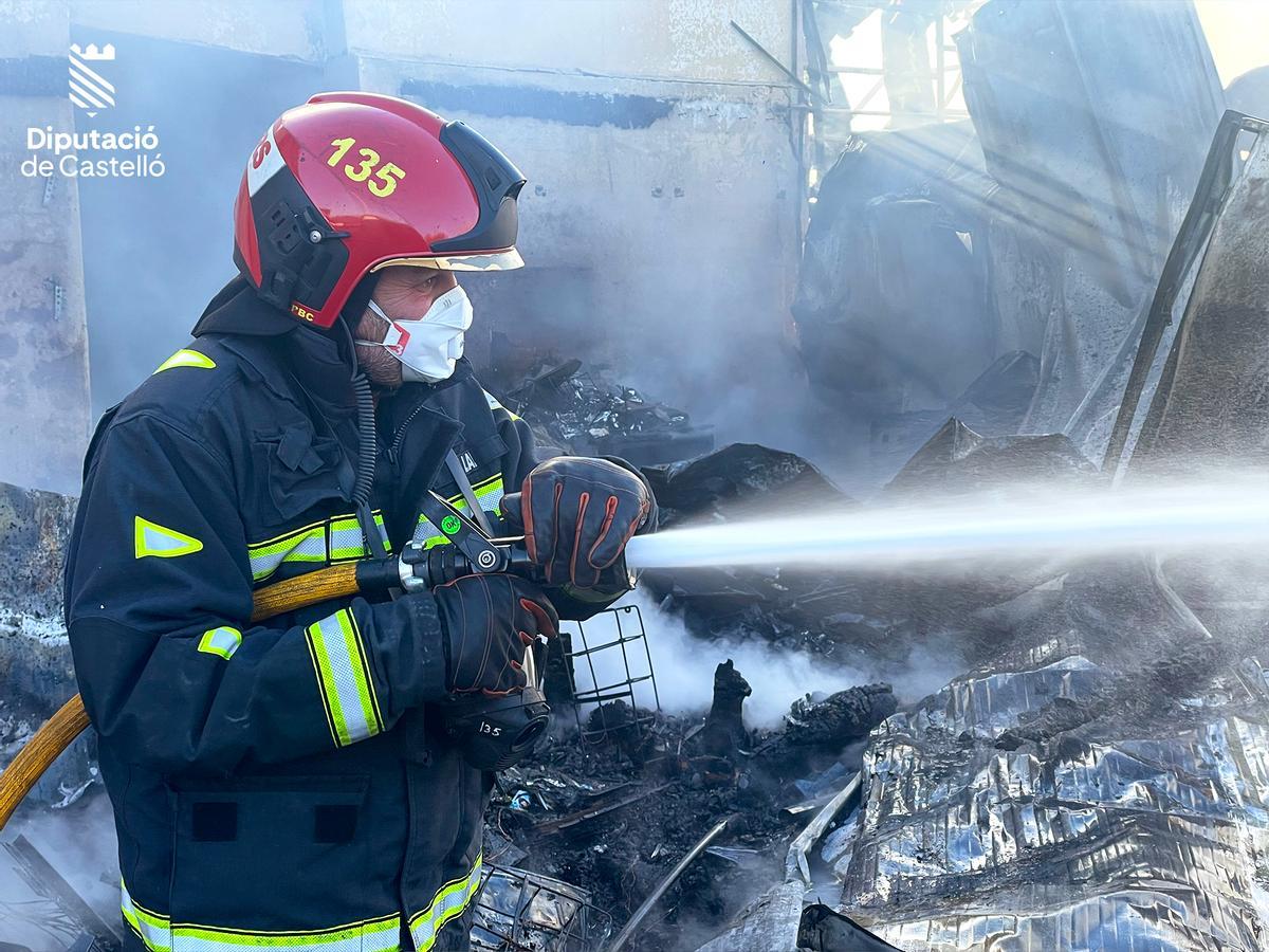 Un efectivo de bomberos durante la extinción del incendio.