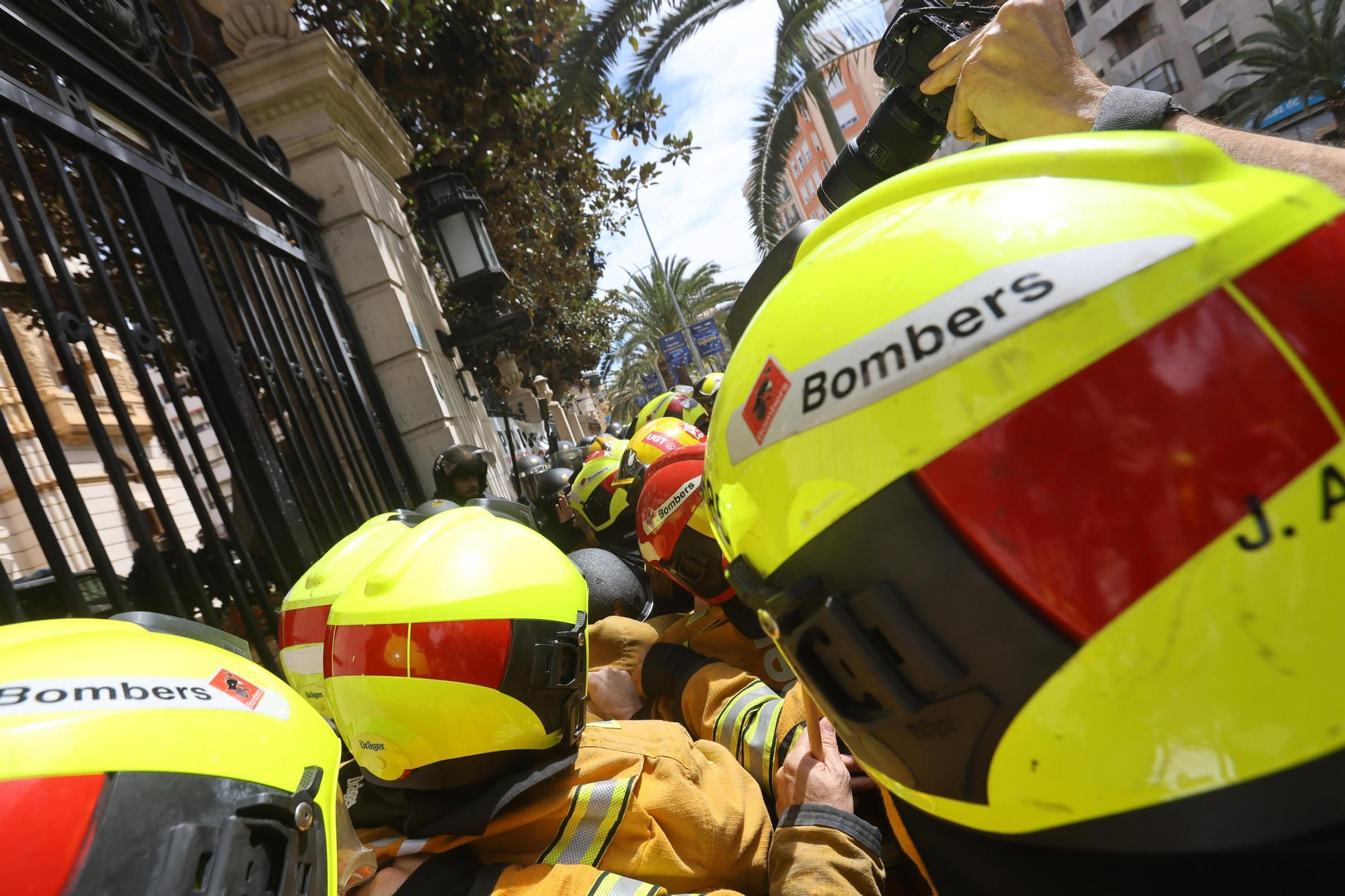 Protesta de los bomberos frente a la Diputación de Alicante