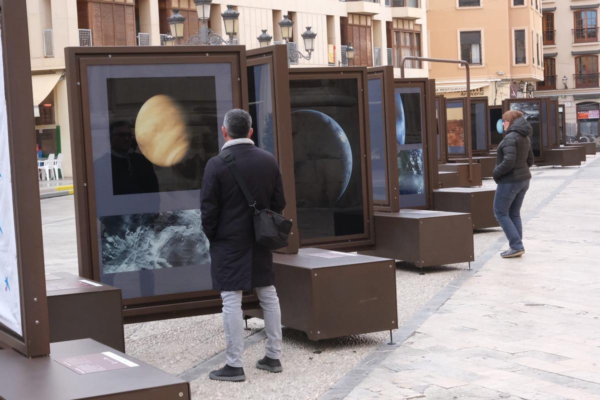 Son un total de 40 las imágenes mostradas en la exposición al aire libre en pleno centro de Elche.