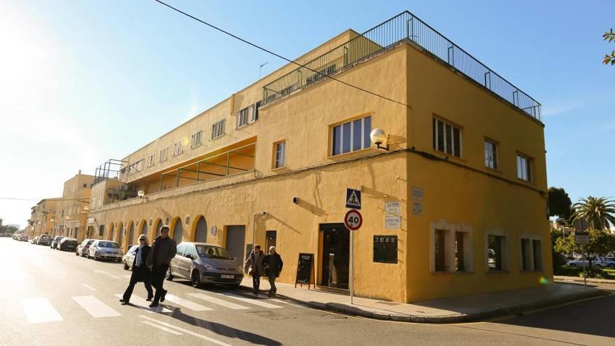 Los edificios están en la calle Contramuelle, frente a la lonja.