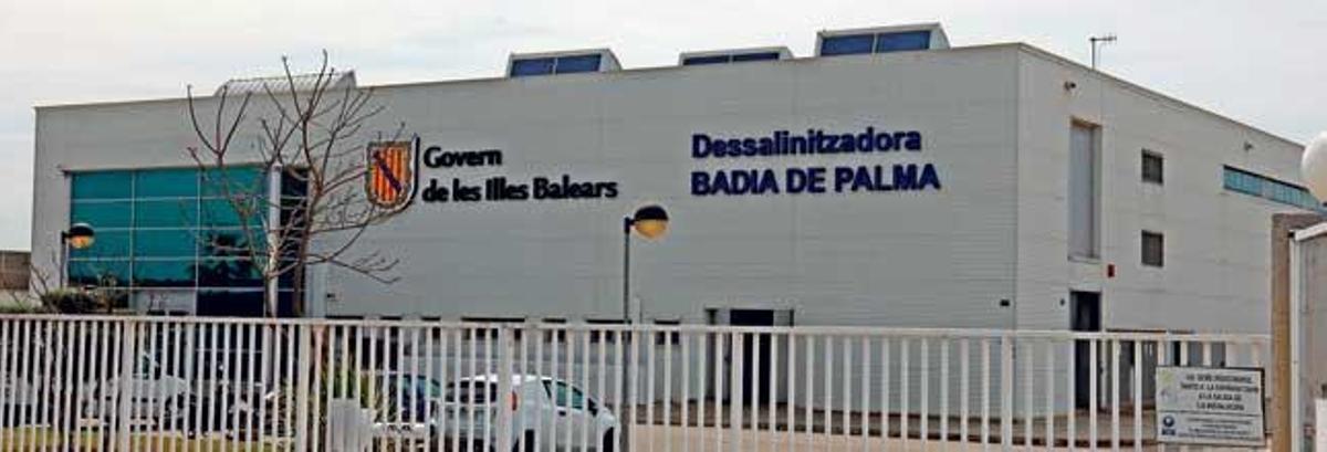 En el interior de las naves de la desaladora de Palma ya están trabajando para reparar las líneas de potabilización averiadas.