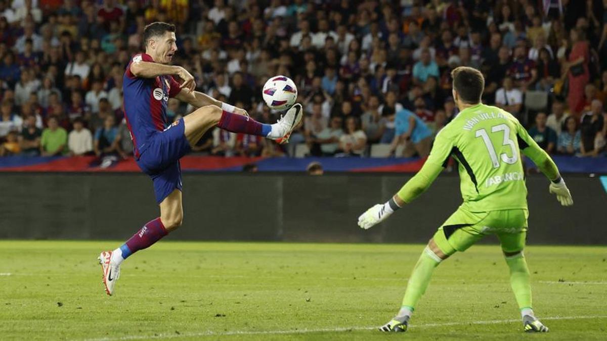 Lewandowski supera a Iván Villar en el 1-2 del Barça al Celta en Montjuïc.