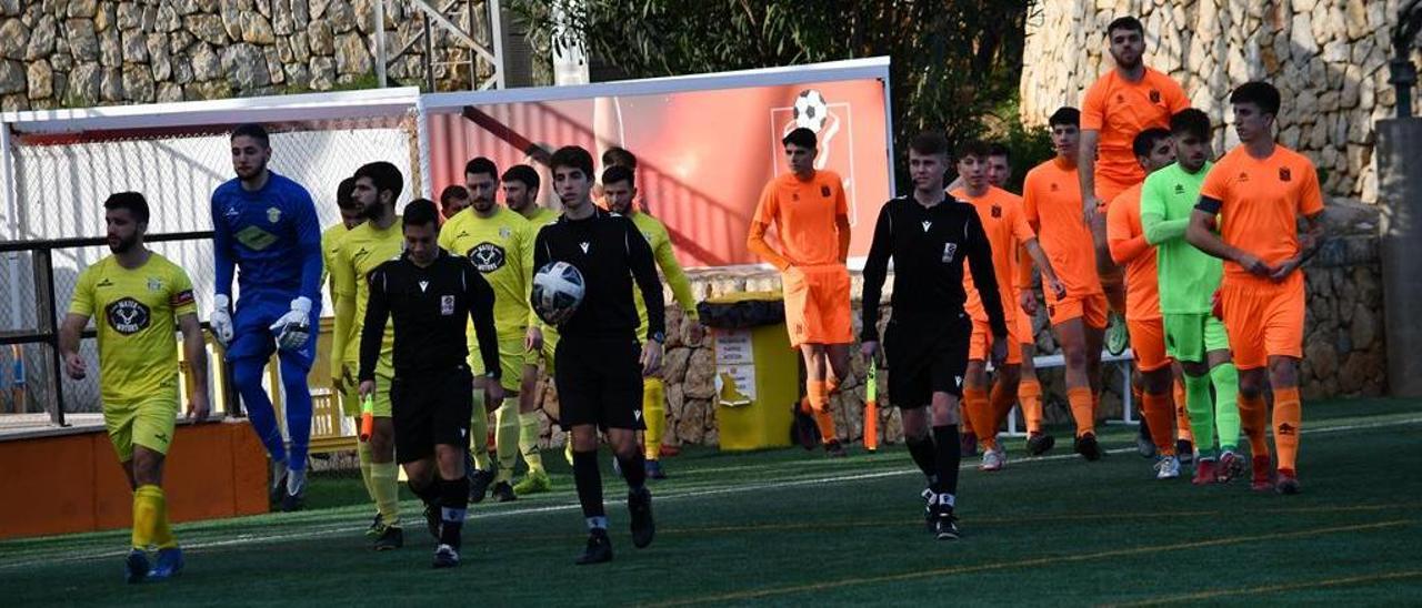 Salida del trío arbitral junto a los equipos en el Platges B-Pòrtol de Primera Regional