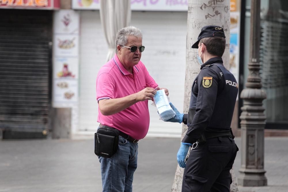 La Policía Nacional entrega mascarillas