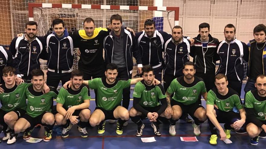 Jugadores y técnicos del San Blas Sax al finalizar el partido