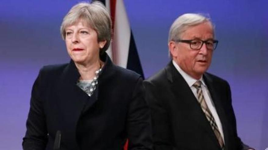 Theresa May i Jean-Claude Juncker es van reunir a Brussel·les