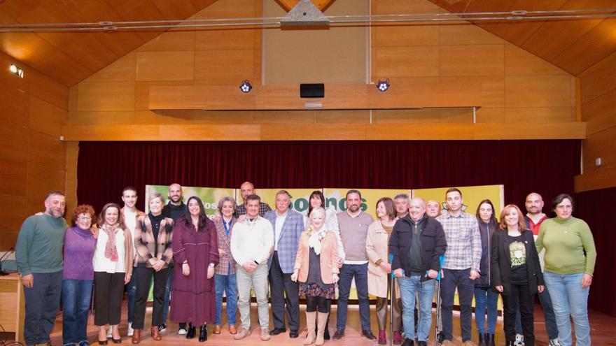 Integrantes de las candidatura de Alternativa dos Veciños para las elecciones, ayer en A Fábrica.   | // L.O.