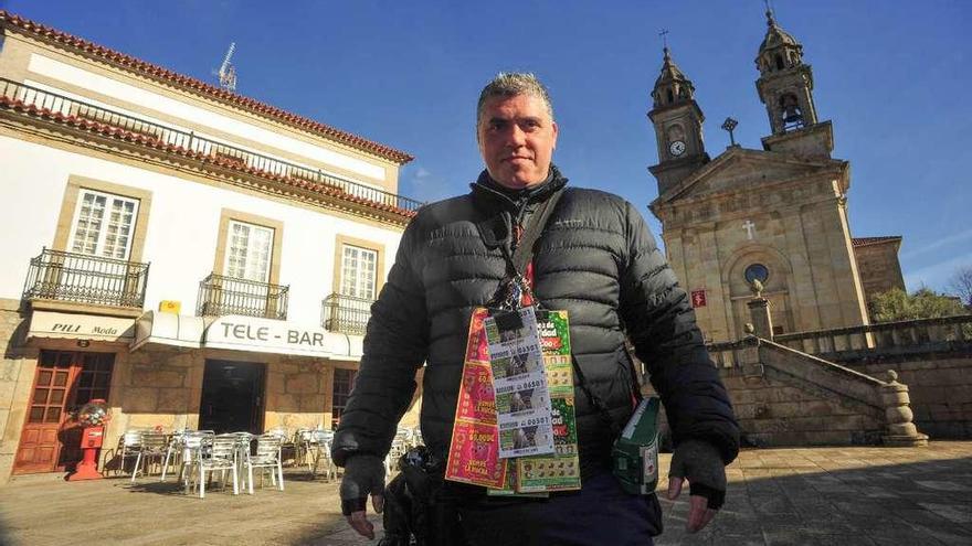 El vendedor de los cupones agraciados, el pontecesureño Ángel Naveira Portas, ayer junto a la iglesia de San Xulián. // Iñaki Abella