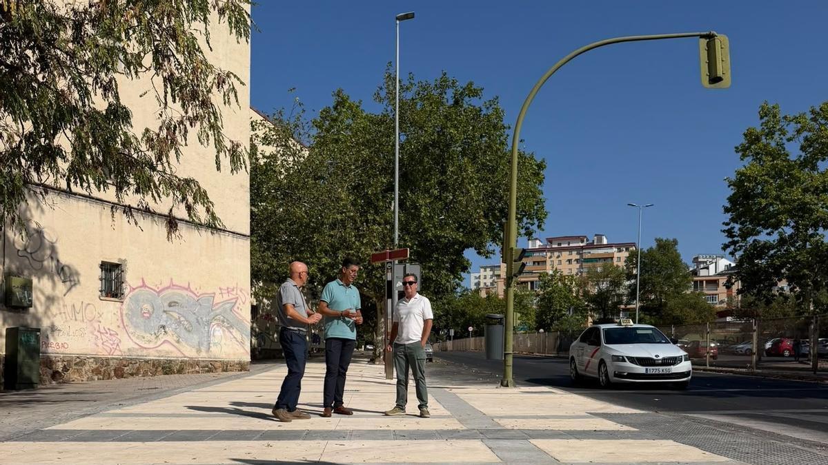 El concejal de Infraestructuras, Víctor Bazo, en la avenida de Cervantes.
