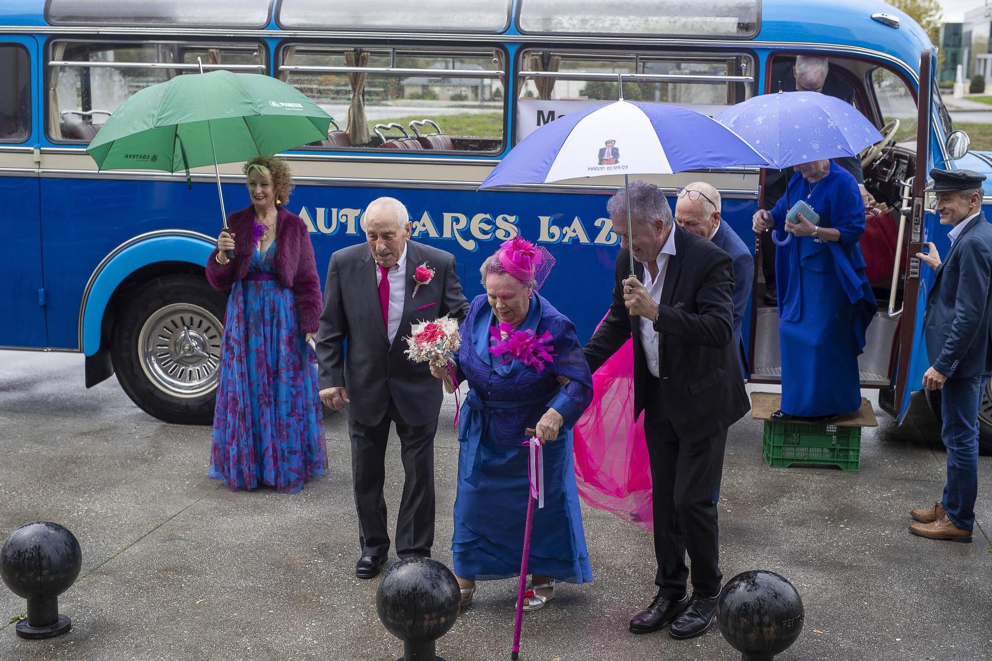 La pareja llegó al lugar del enlace en un autobús de época.