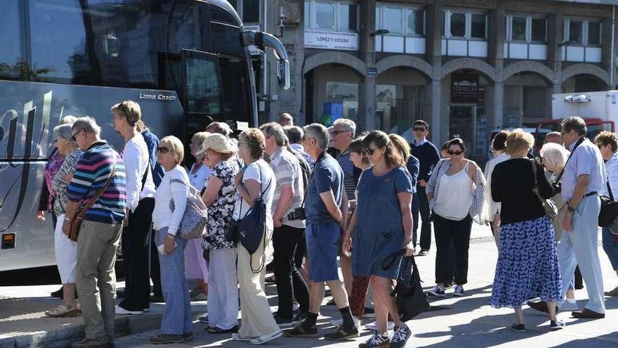 Un grupo de turistas de visita en A Coruña.