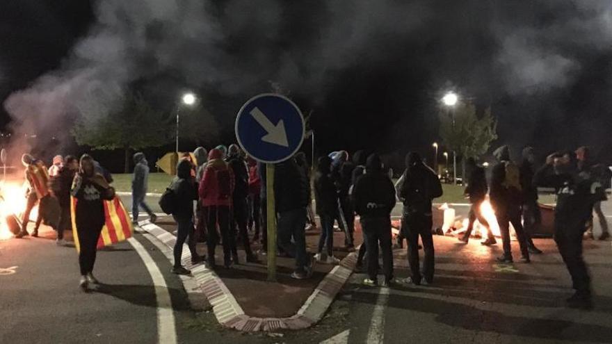 Un centenar de persones talla la C-16 a Berga i hi encén barricades