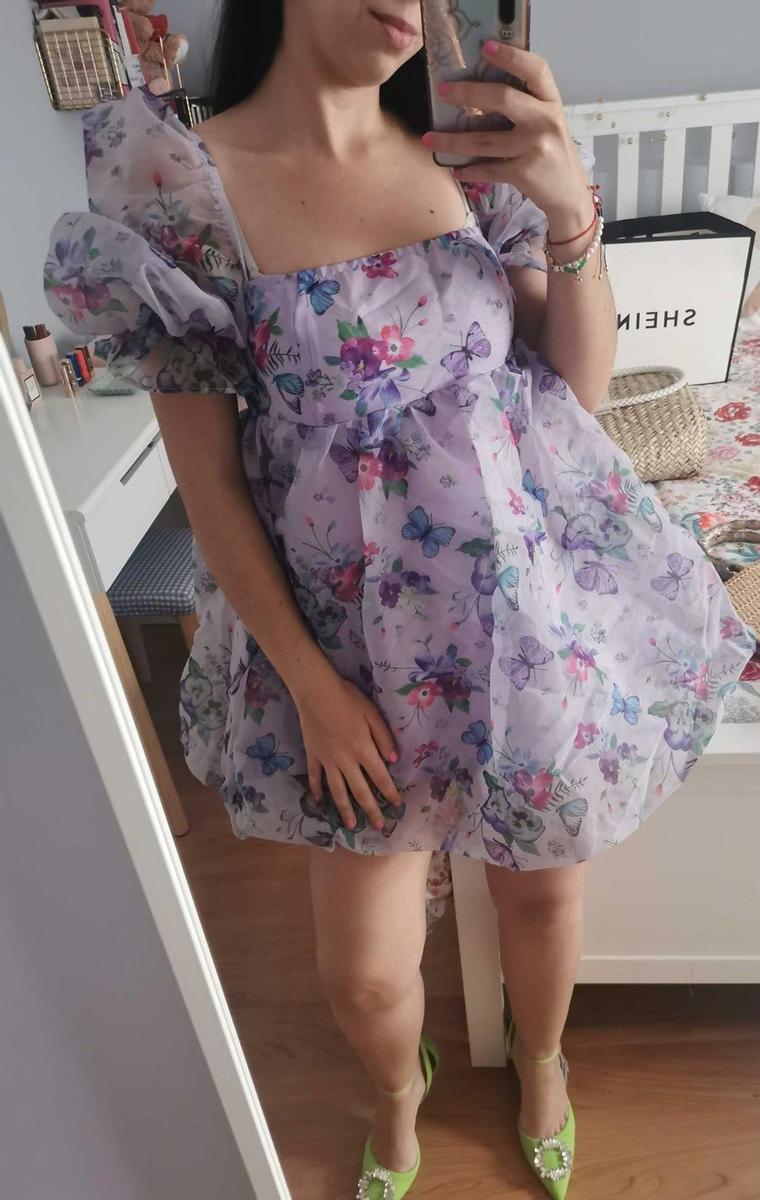 Redactora de Cuore con vestido de SheIn