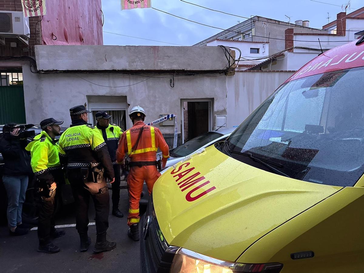 Los servicios de emergencias, junto a la casa