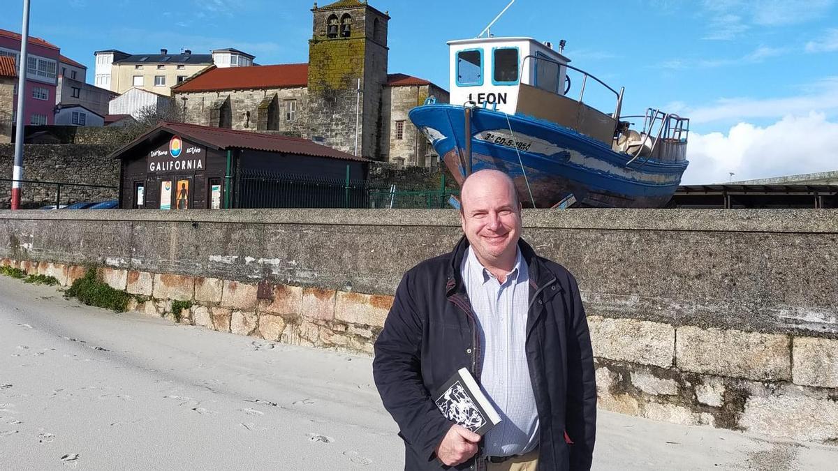 Diego Rodríguez González na praia de Laxe.