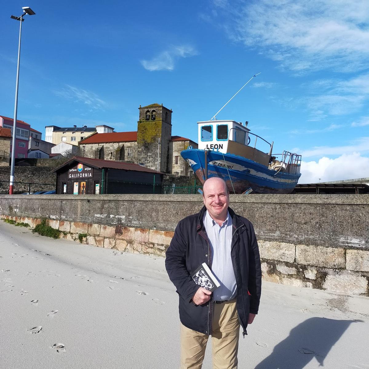 Diego Rodríguez González na praia de Laxe.