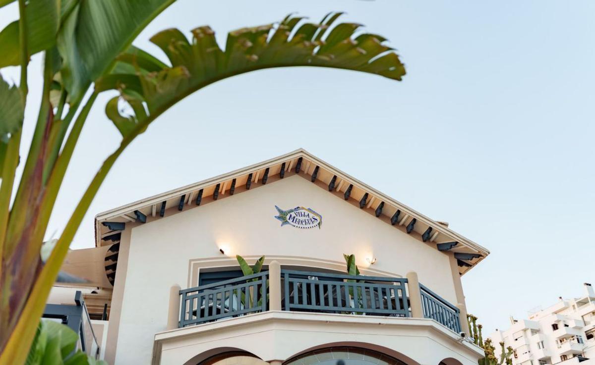 La villa señorial de principios del siglo XX cuenta con ricos jardines y amplios espacios.