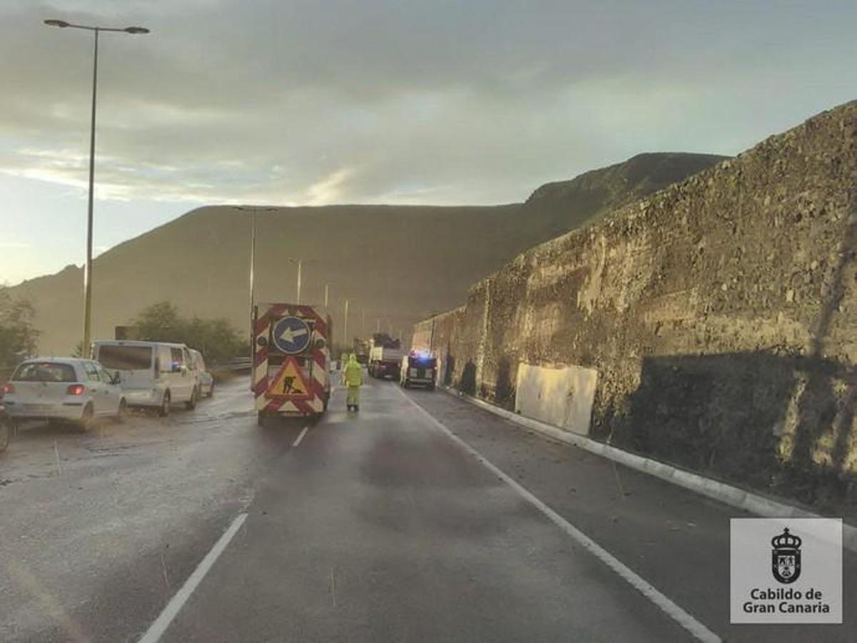 La lluvia causa retenciones y desperfectos en la GC-2