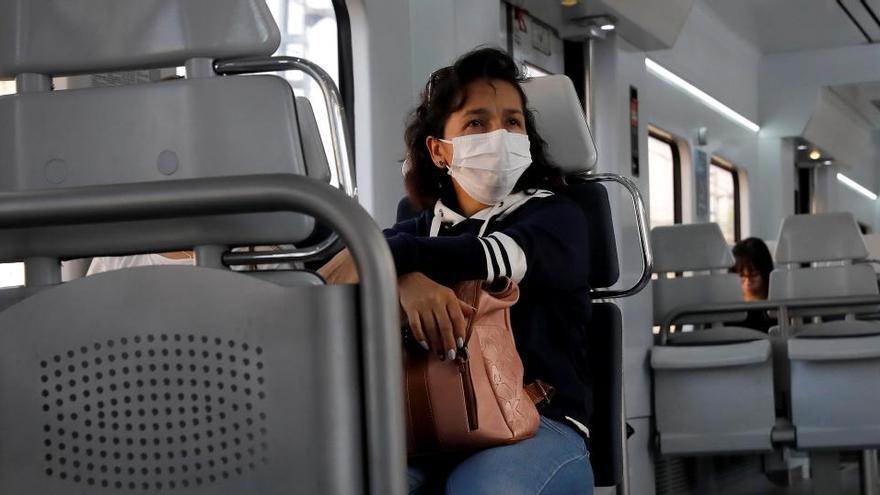 Una mujer con mascarilla en Atocha.