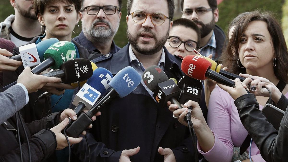El coordinador nacional de ERC y vicepresidente del Govern, Pere Aragonès, atiende a los medios, en Barcelona