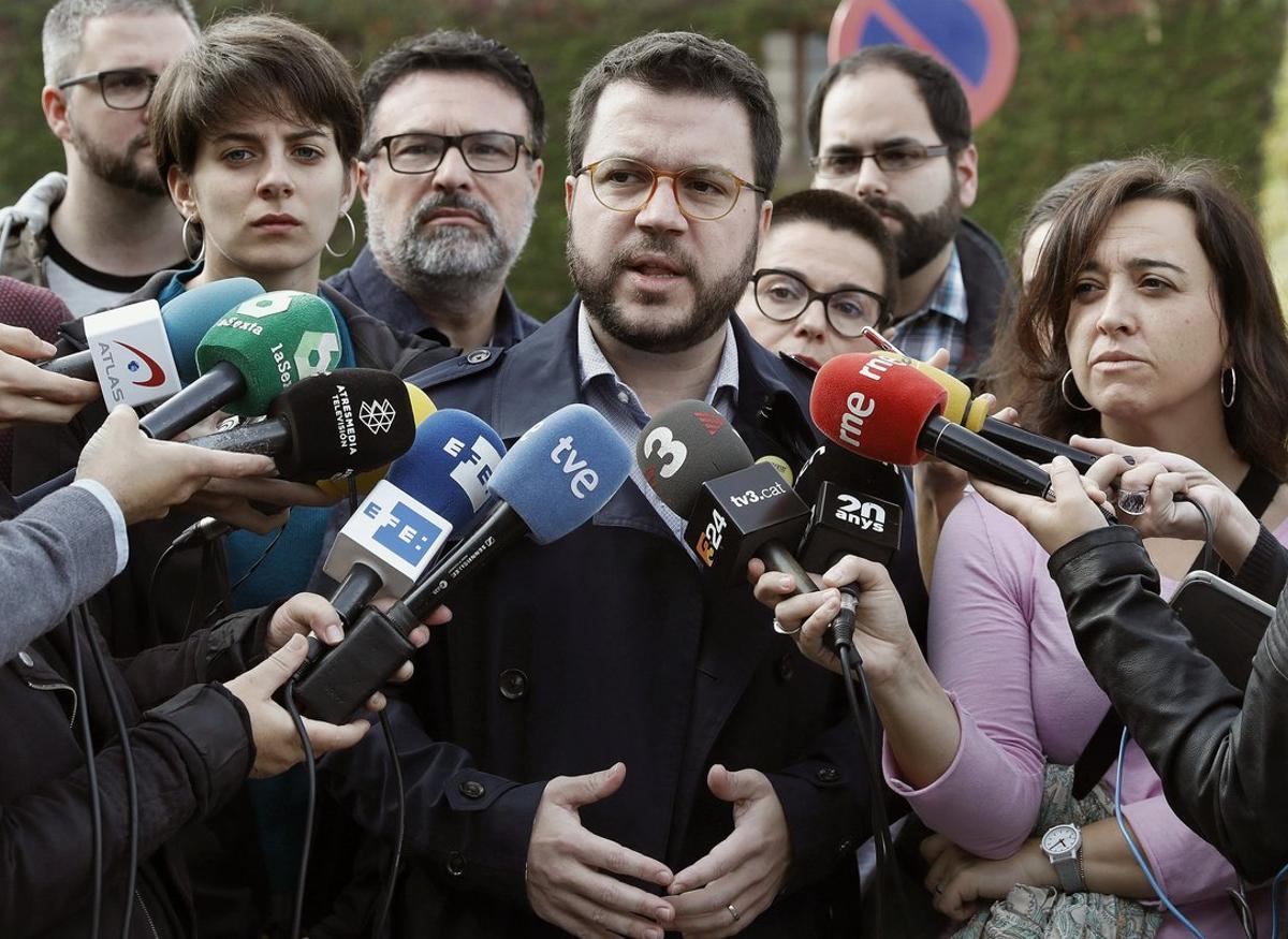 GRAF370. BARCELONA, 01/11/2019.- El coordinador nacional de ERC y vicepresidente del Govern, Pere Aragonés, realiza declaraciones a los medios este mediodía en Barcelona, durante el primer día de campaña electoral de cara a las próximas elecciones del 10N. EFE/ Andreu Dalmau