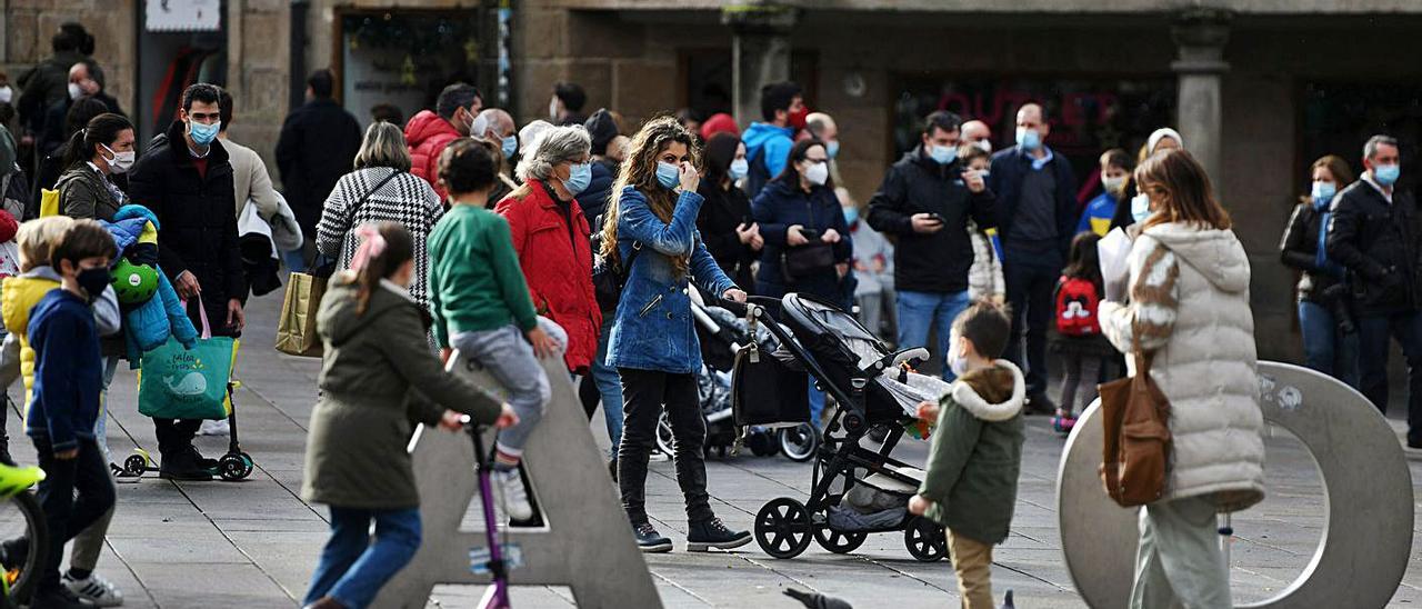 Familias disfrutando de una mañana en Pontevedra durante las pasadas navidades.   | // GUSTAVO SANTOS