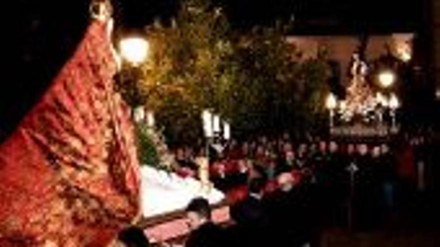 El Nazareno recibe en la catedral al desfile de la Señora del Amor