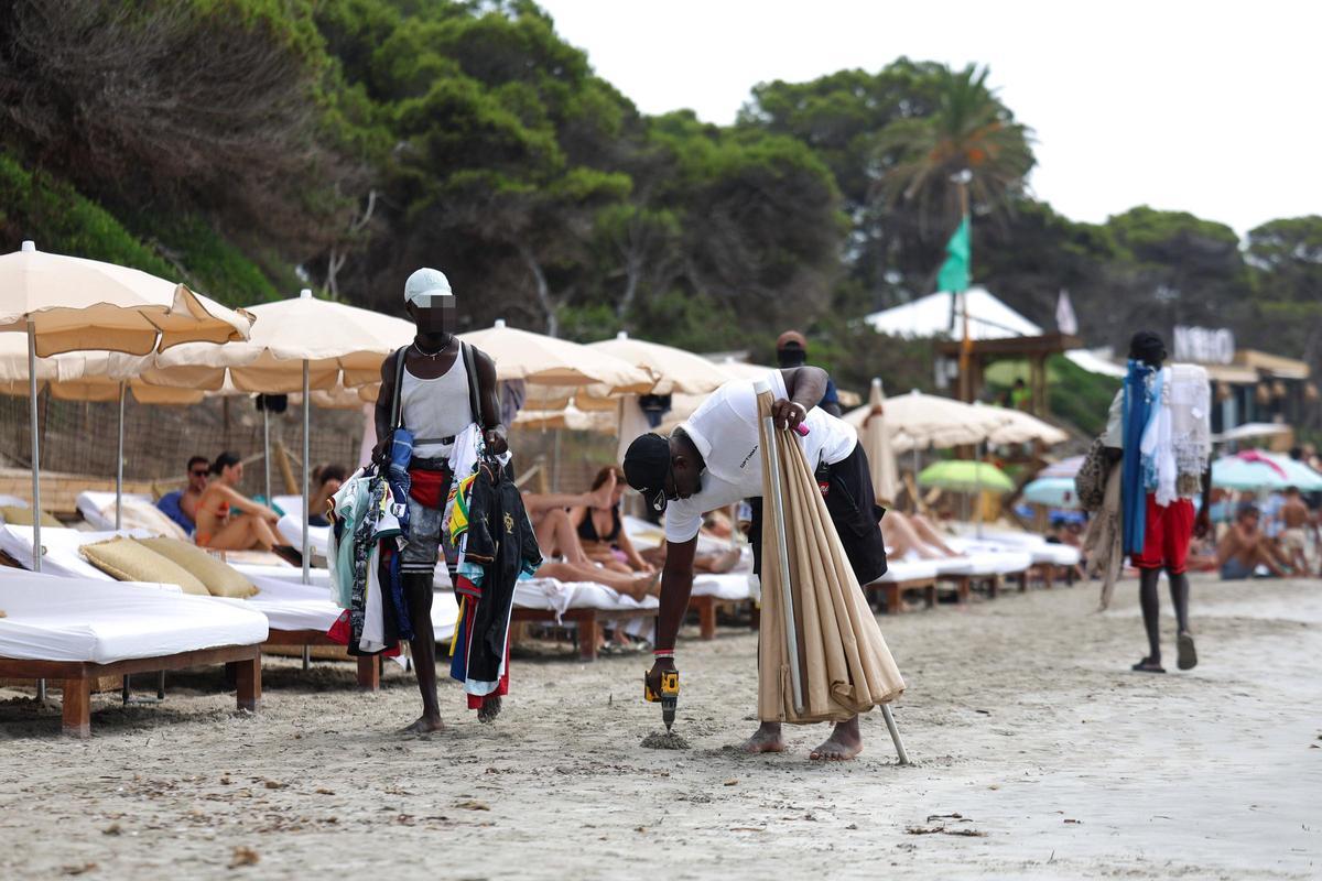 Galería: vendedores ambulantes en la playa de ses Salines