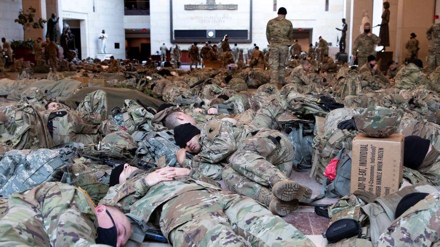 Soldados de la Guardia Nacional americana duermen en el Capitolio el 13 de enero de 2021.