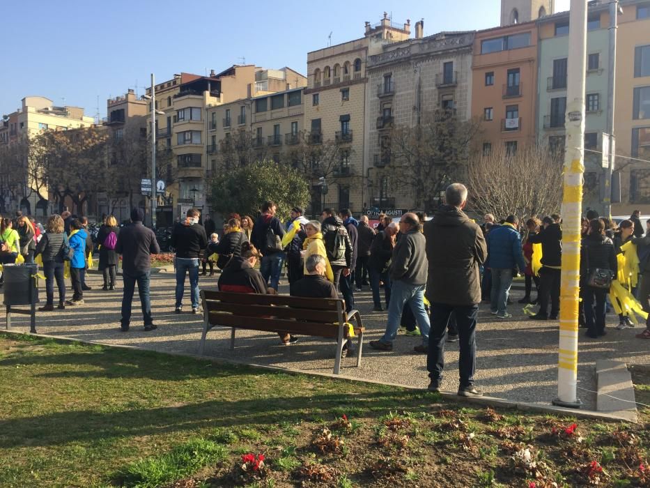 L'ANC reparteix cintes grogues a Plaça Catalunya